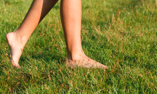 Earthing Might Have Therapeutic Effect on COVID-19, 2 Simple Ways to Do It