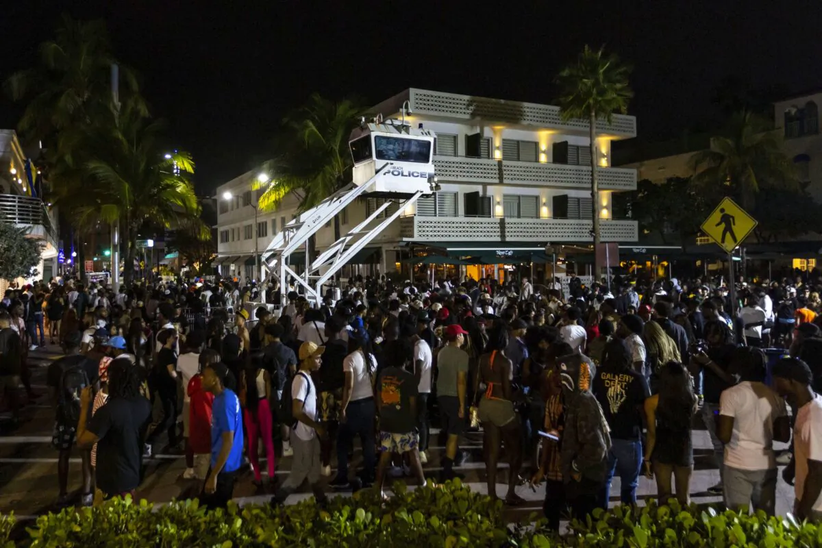 Crowds gather at Ocean Drive and 8th during spring break, in Miami Beach, Fla.,  on March 18, 2023. (D.A. Varela/Miami Herald via AP)