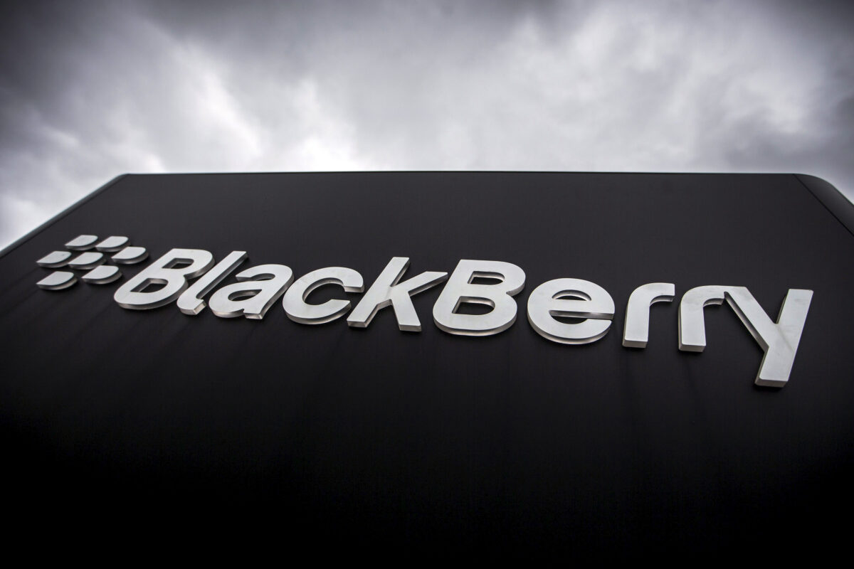 NextImg:BlackBerry Signs up to $900 Million Patent Deal After Sale to Catapult Collapses