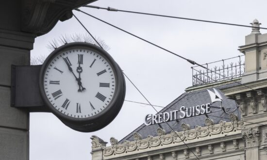 Swiss Suspend Bonus Payouts to Credit Suisse Staffers