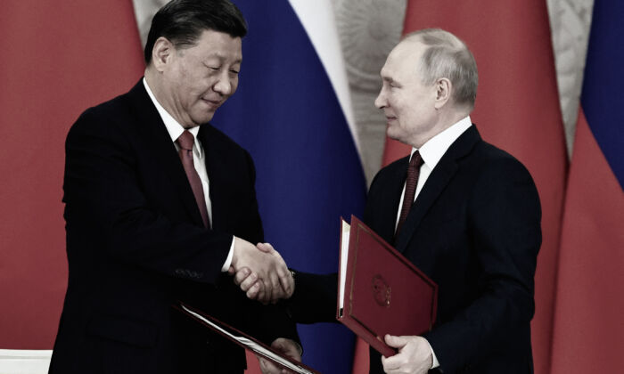 Prezydent Rosji Władimir Putin i chiński przywódca Xi Jinping podają sobie ręce podczas ceremonii podpisania po rozmowach na Kremlu w Moskwie 21 marca 2023 r. (MIKHAIL TERESHCHENKO/SPUTNIK/AFP via Getty Images)