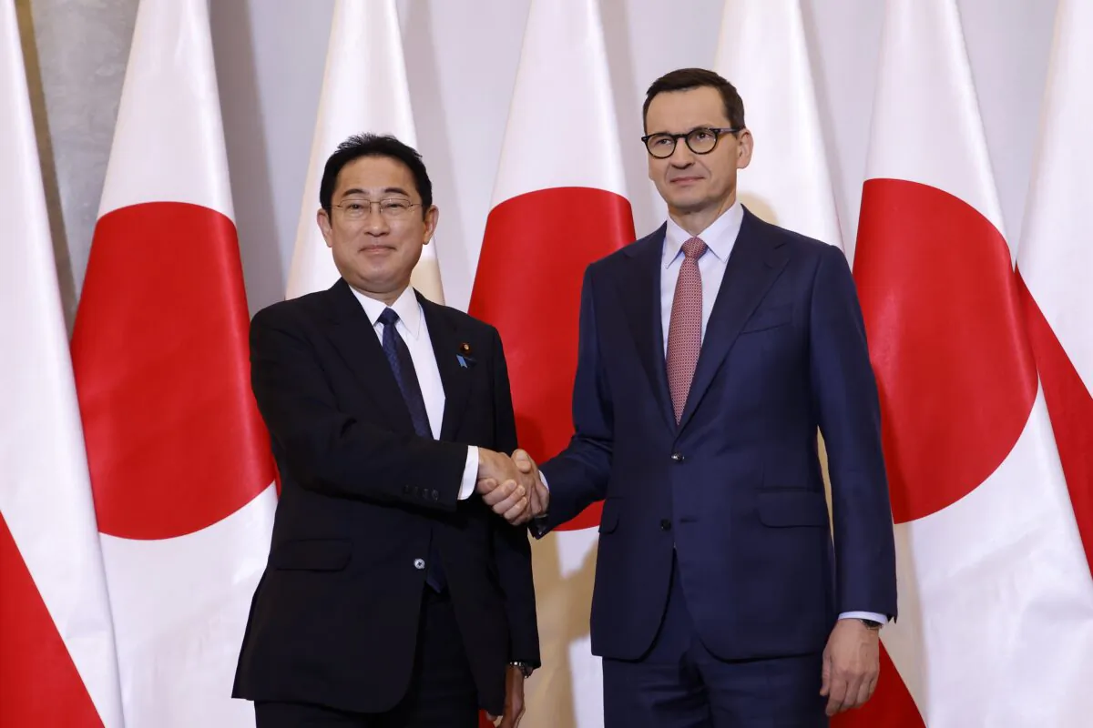Polish Prime Minister Mateusz Morawiecki (R) welcomes Japanese Prime Minister Fumio Kishida (L) for a meeting in Warsaw, Poland, on March 22, 2023. (Michal Dyjuk/AP Photo)