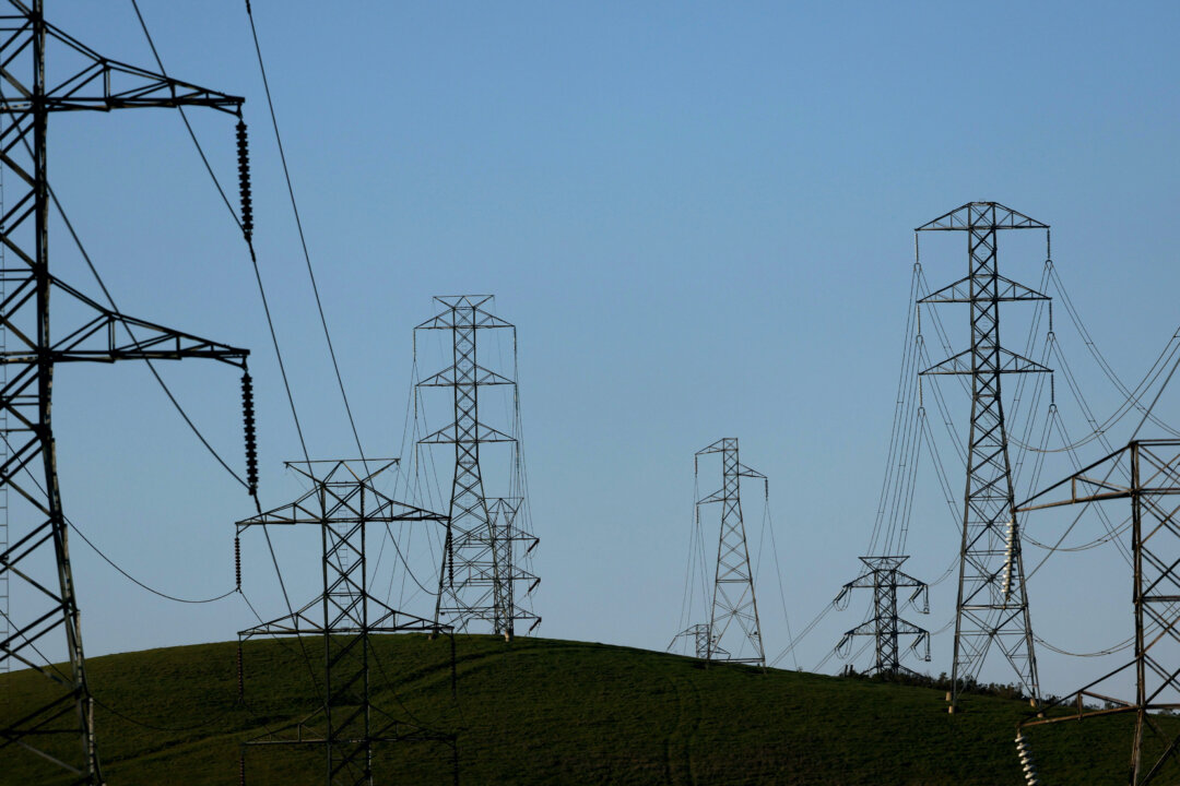 Small Plane Crashes Into Power Lines in Oregon and Kills 3: Police ...