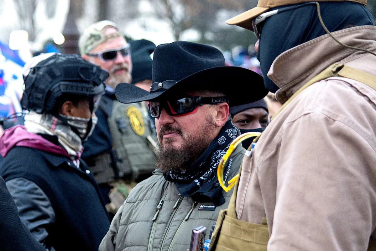 Oath Keepers founder Elmer Stewart Rhodes III speaks to other Oath Keepers on the east side of the Capitol on Jan. 6, 2021. (Ford Fischer/News2Share)