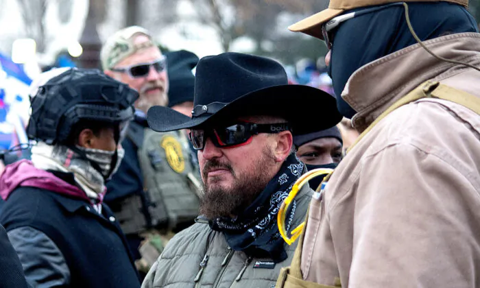 Oath Keepers founder Elmer Stewart Rhodes III speaks to other Oath Keepers on the east side of the Capitol on Jan. 6, 2021. (Ford Fischer/News2Share)