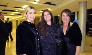 Fine Arts Painter Inspired by ‘Passion and Effort’ Displayed by Shen Yun Performers