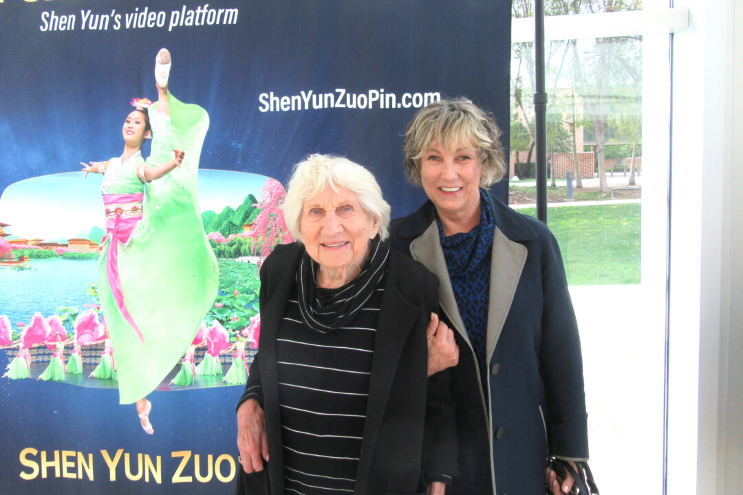 Lori and Gloria Sikorski at the Shen Yun Performing Arts performance at Younes and Soraya Nazarian Center for the Performing Arts on March 22 (Jana Li) 