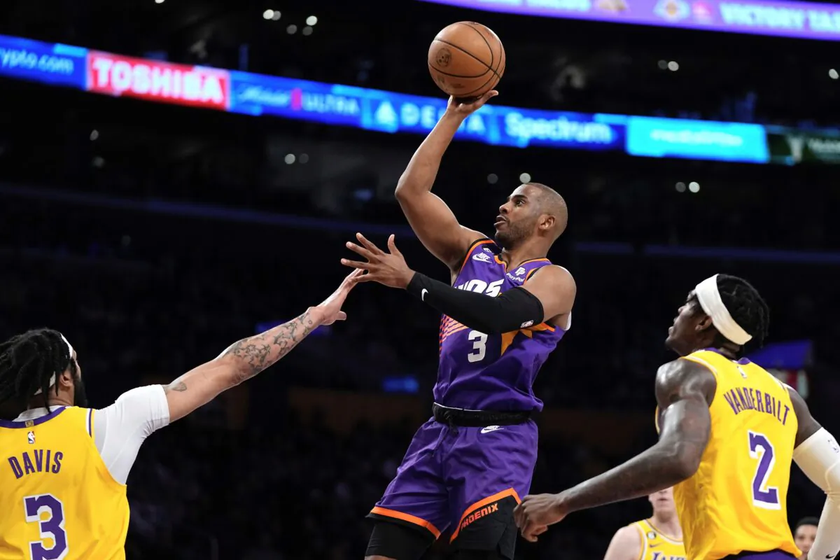 Phoenix Suns guard Chris Paul (C), shoots as Los Angeles Lakers forward Anthony Davis(L), and forward Jarred Vanderbilt defend during the first half of an NBA basketball game in Los Angeles on March 22, 2023. (Mark J. Terrill/AP Photo)