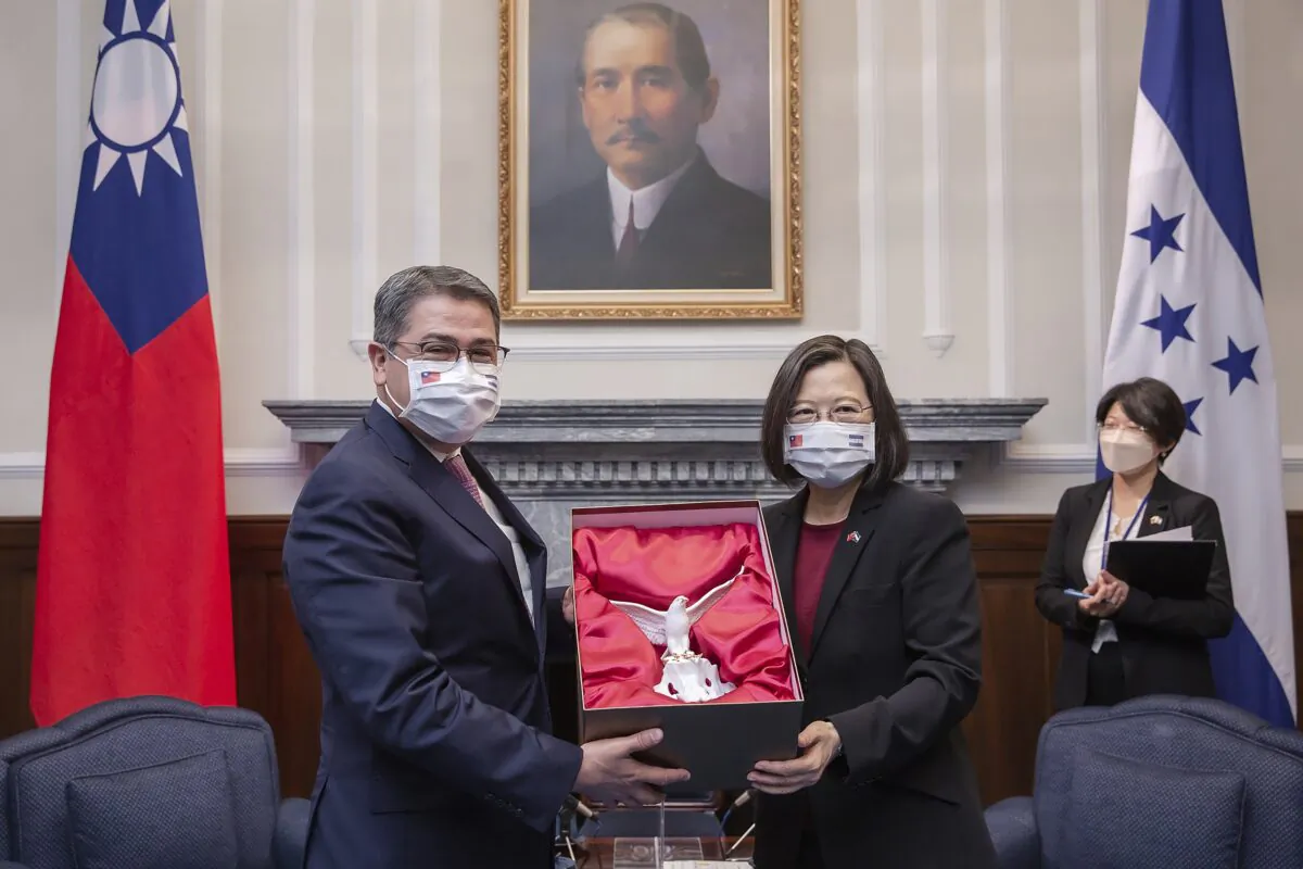 Then-outgoing Honduran President Juan Orlando Hernandez (L) exchanges gifts with Taiwanese President Tsai Ing-wen during a meeting in Taipei, Taiwan, on Nov. 13, 2021. (Taiwan Presidential Office via AP)