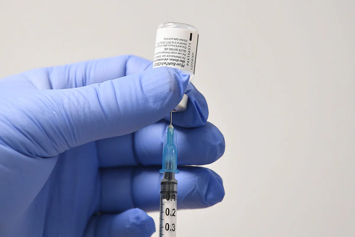 A health worker uses a needle and a vial of Pfizer-BioNTech COVID-19 vaccine to prepare a dose at a vaccination health centre in a file photo. (Justin Tallis/AFP via Getty Images)