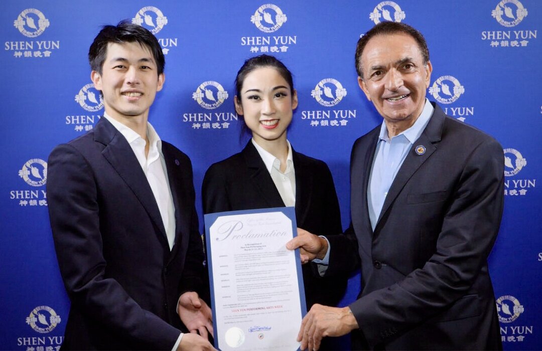 Dean Trantalis, mayor of the city of Fort Lauderdale, welcomed Shen Yun Performing Arts to the city at the Broward Center for the Performing Arts on March 22, 2023. (NTD)