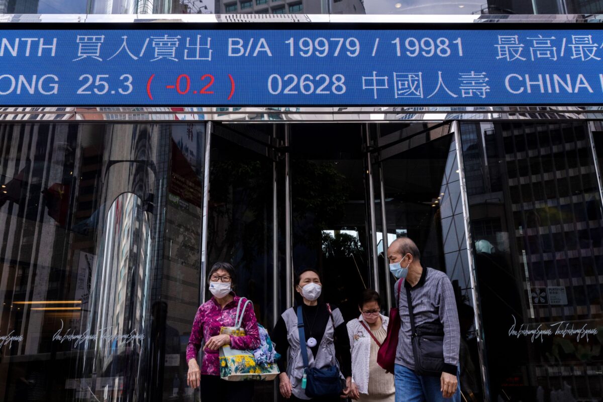 NextImg:World Shares Fall on Banking Turmoil, Recession Worries