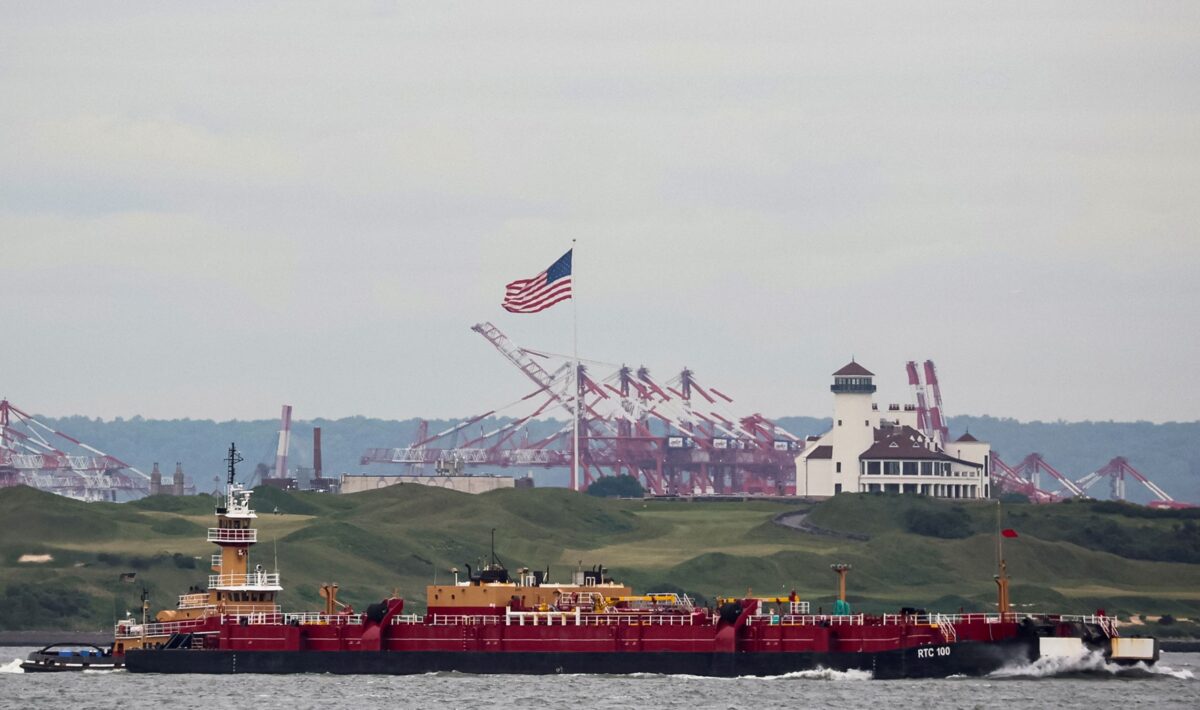NextImg:Oil Falls as US Holds Off Refilling Strategic Reserve