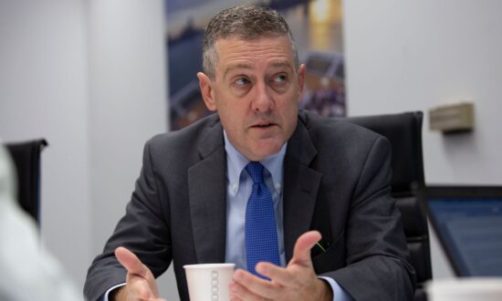 Fed’s Bullard Calls for Higher Rates as Balance Sheet Jumps $100 Billion, Depositors Pull Funds From Banks