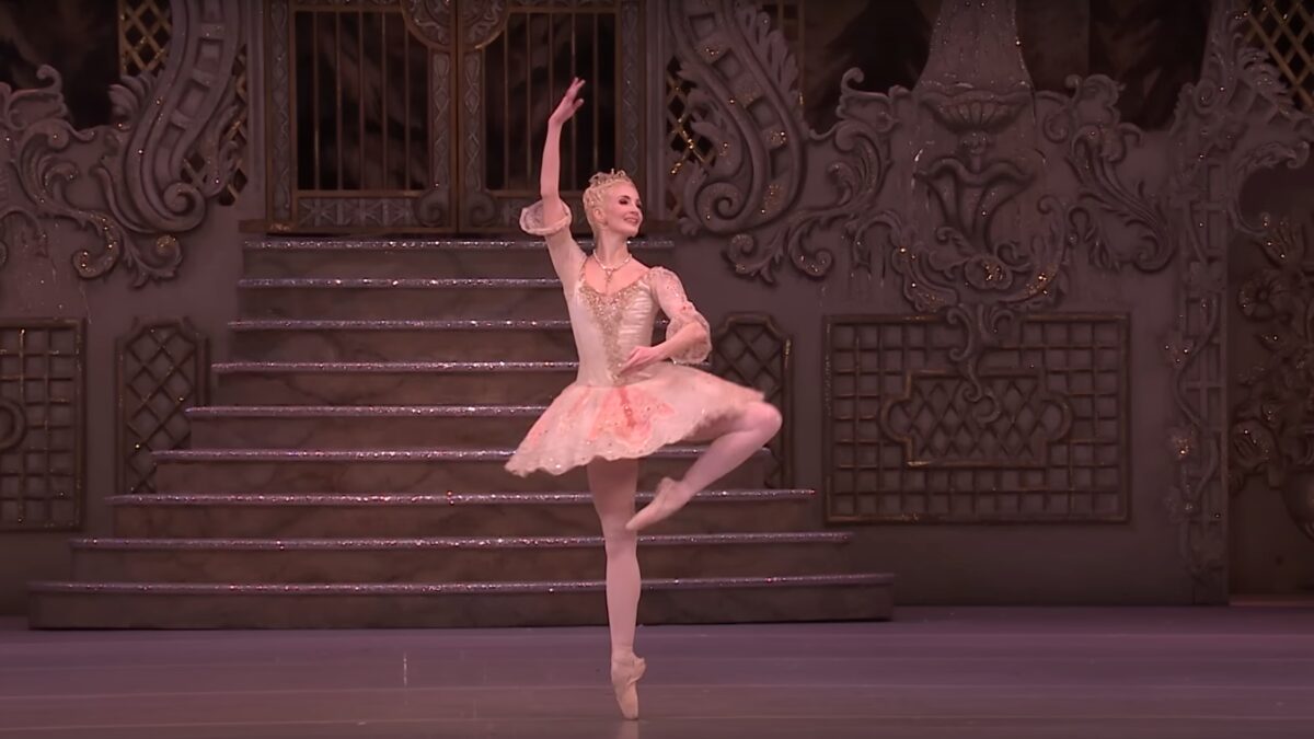 NextImg:Swan Lake: Entrée and Adage From the Black Swan Pas de Deux | The Royal Ballet