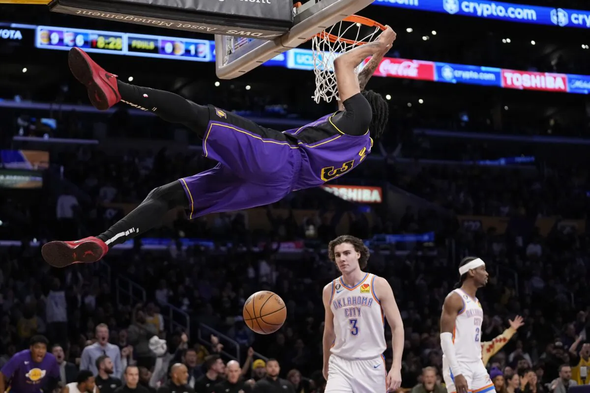 Los Angeles Lakers forward Anthony Davis, top, dunks as Oklahoma City Thunder guard Josh Giddey, lower left, and guard Shai Gilgeous-Alexander look on during the first half of an NBA basketball game, in Los Angeles, on March 24, 2023. (Mark J. Terrill/AP Photo)