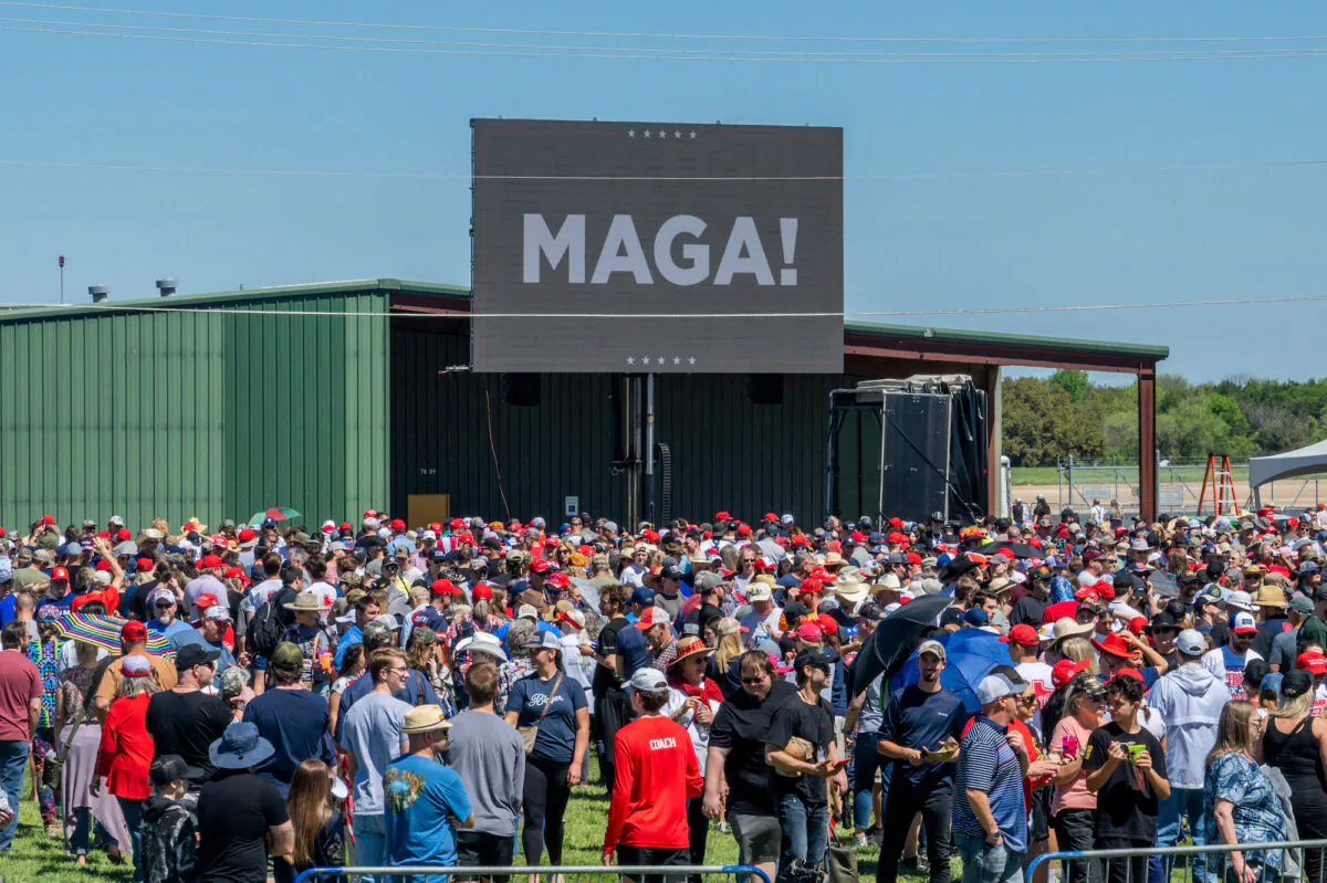 People wait in line at the Waco Regional Airport ahead of former U.S. President Donald Trump's arrival on March 25, 2023 in Waco, Texas. (Brandon Bell/Getty Images)