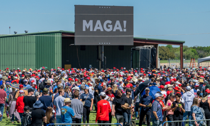 People wait in line at the Waco Regional Airport ahead of former U.S. President Donald Trump's arrival on March 25, 2023 in Waco, Texas. (Brandon Bell/Getty Images)
