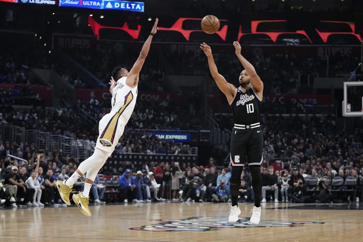 Los Angeles Clippers guard Eric Gordon (R) shoots as New Orleans Pelicans guard CJ McCollum defends during the first half of an NBA basketball game in Los Angeles on March 25, 2023. (Mark J. Terrill/AP Photo)