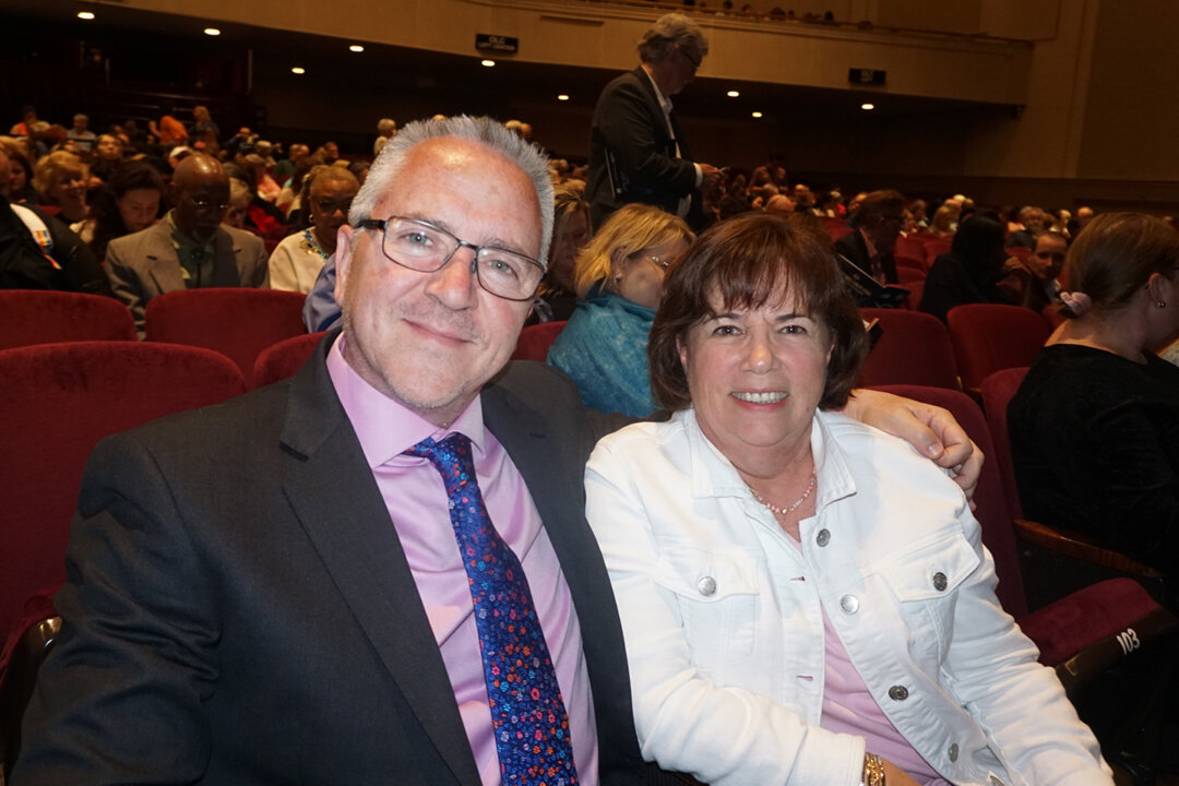 Mark Mangolas and his wife, Kathi, at Spartanburg Memorial Auditorium on March 25, 2023. (Yawen Hung/The Epoch Times)