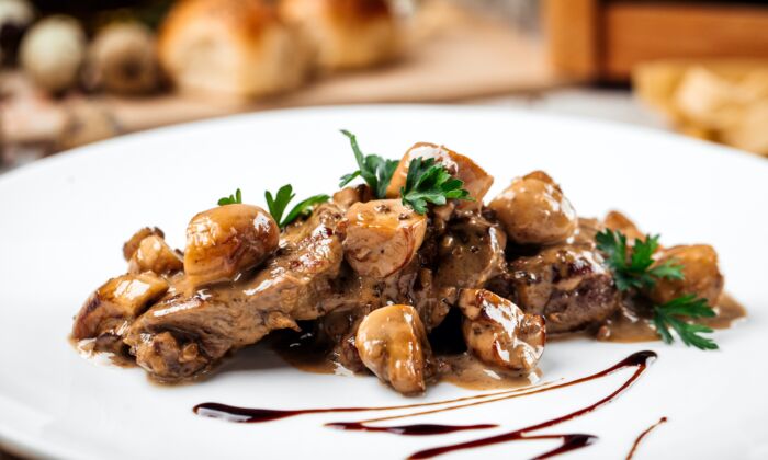 Steak Chasseur (Steak with Mushrooms and Red Wine)