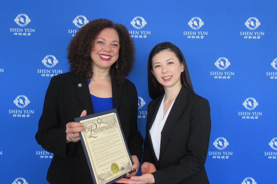 Erica Stewart, mayor of San Luis Obispo, welcoming Shen Yun at the Performing Arts Center San Luis Obispo on March 26, 2023. (NTD)