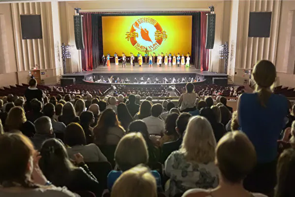 Shen Yun Performing Arts' curtain call at the Spartanburg Memorial Auditorium, in S.C., on March 26, 2023. (NTD)