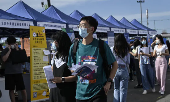 Business Closures in China Make Finding a Job Difficult for New College Grads