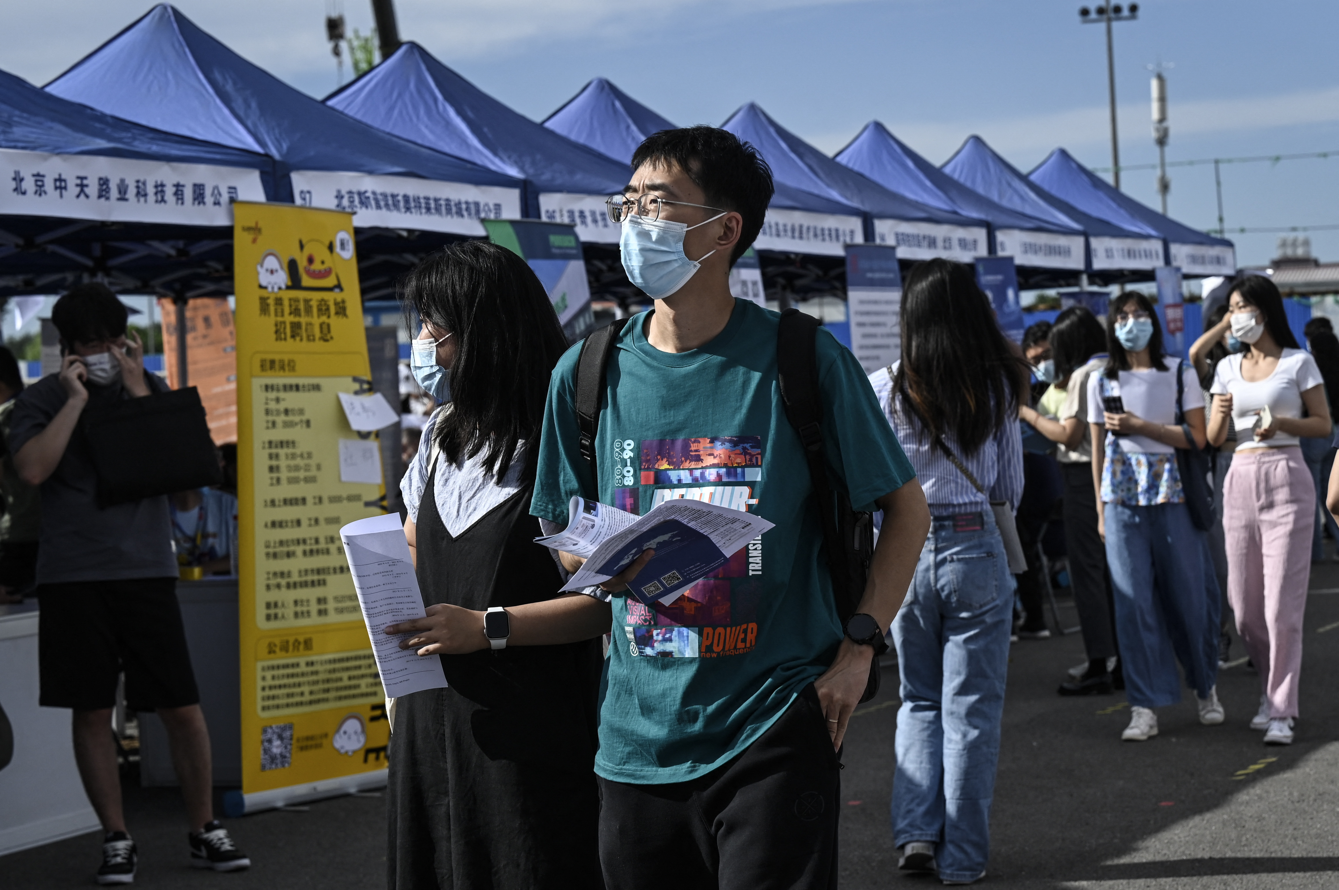 Business Closures in China Make Finding a Job Difficult for New College Grads - Vimarsana News