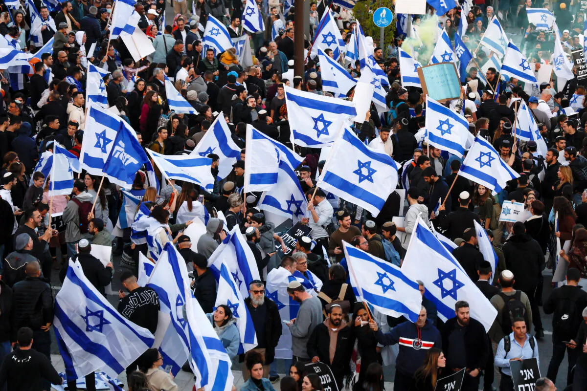 Demonstrators come out in support of Israel's nationalist coalition government and its plans for a judicial overhaul, in Jerusalem, on March 27, 2023. (Ammar Awad/REUTERS)