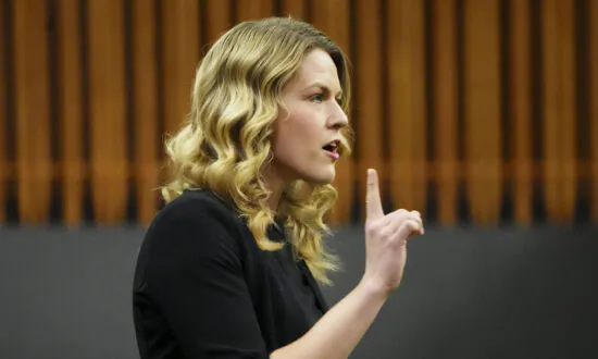 Conservative MP Apologizes for Asking Minister to Speak English After Criticism From Bloc