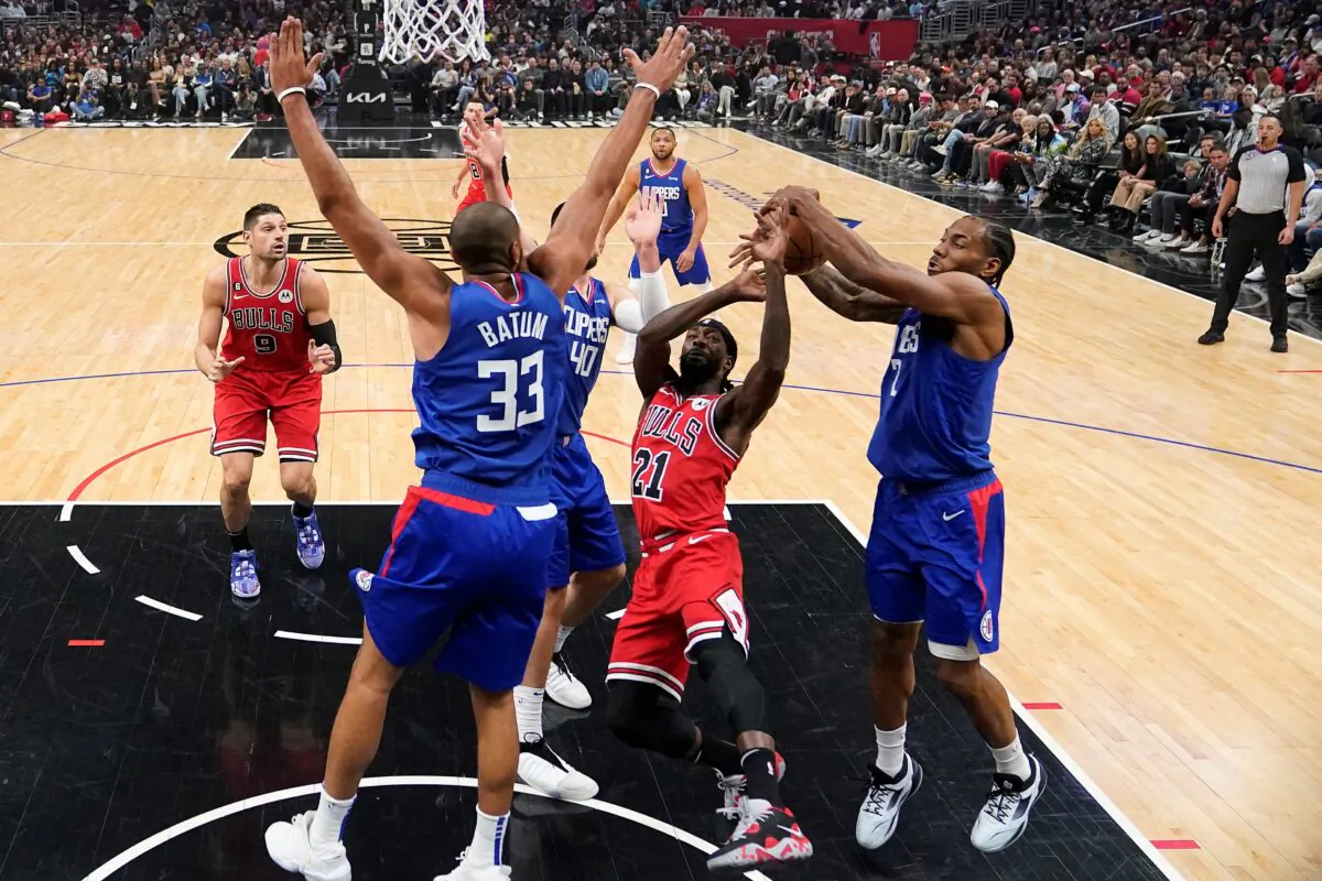 Los Angeles Clippers forward Kawhi Leonard(R), blocks a shot from Chicago Bulls guard Patrick Beverley (21) during the first half of an NBA basketball game in Los Angeles on March 27, 2023. (Marcio Jose Sanchez/AP Photo)