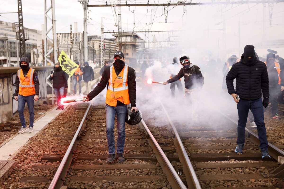 NextImg:France Sees New Pension Protests, Police Brace for Violence