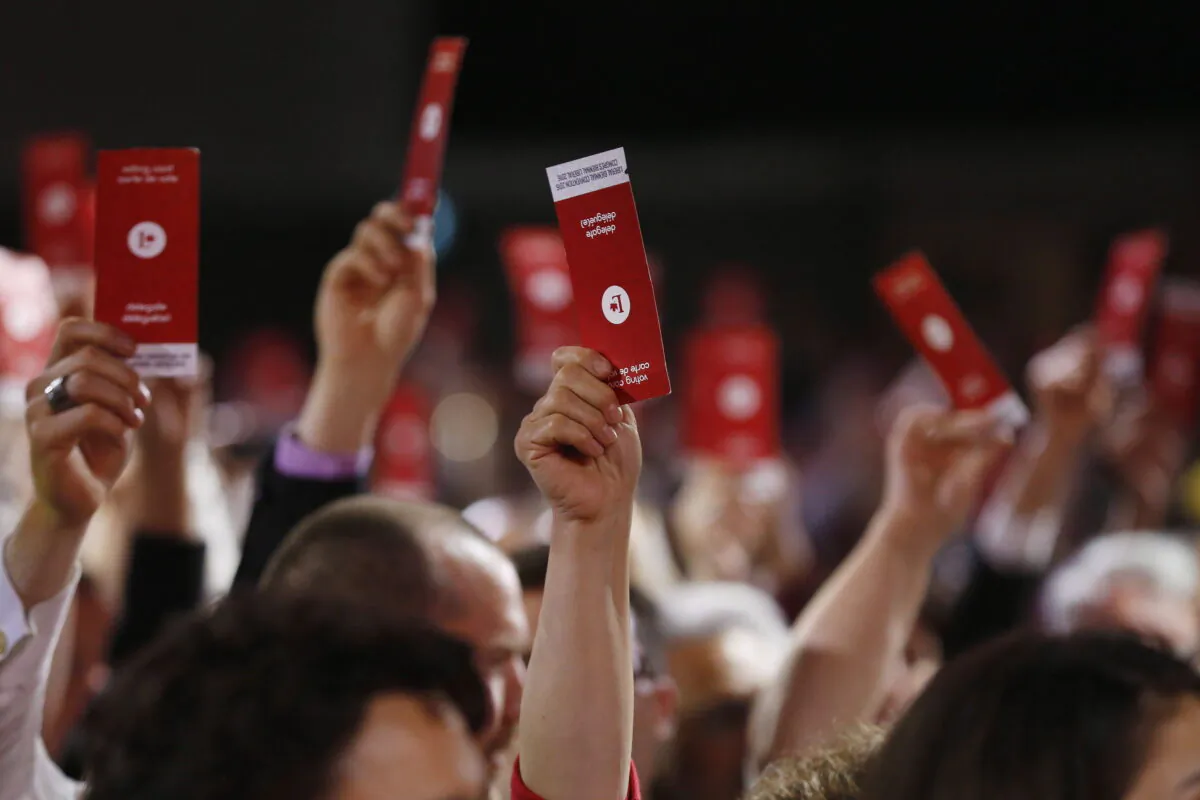 Liberal delegates vote for the new party constitution at the 2016 Liberal Biennial Convention in Winnipeg on May 28, 2016.  (The Canadian Press/John Woods)