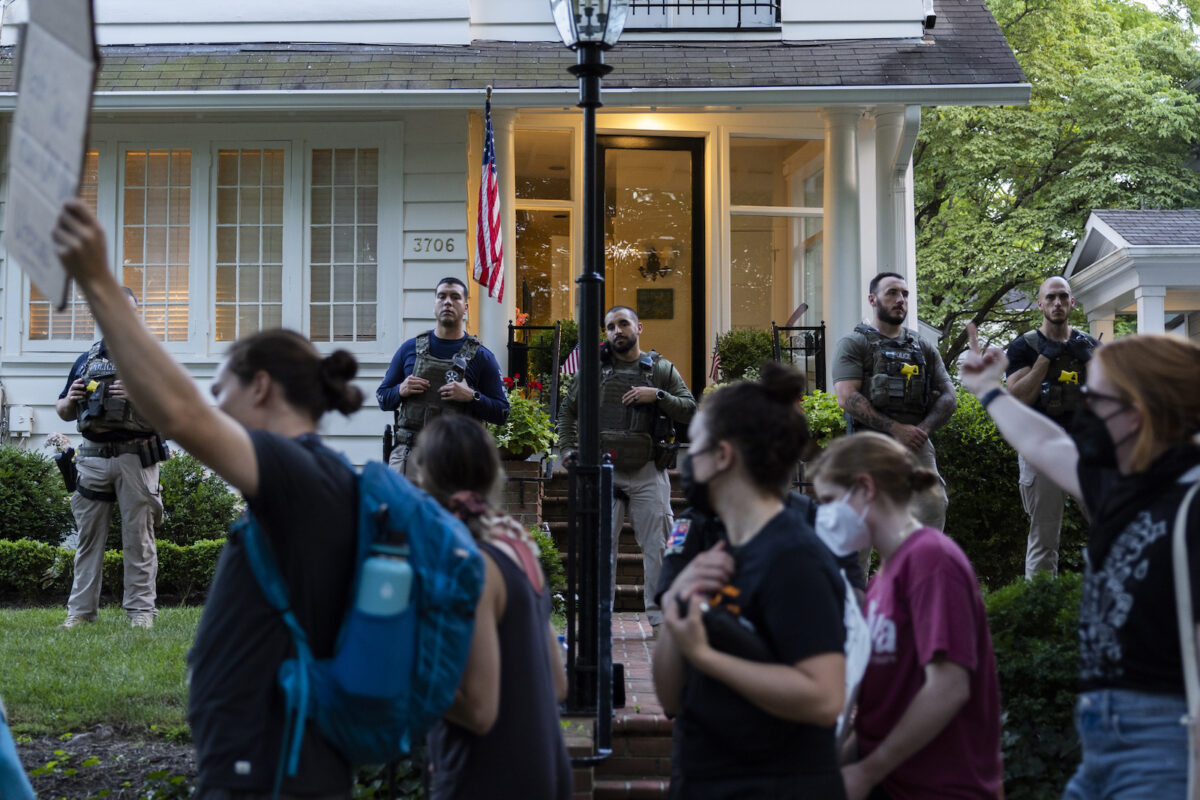 NextImg:DOJ Memos Dissuaded Marshals From Arresting Protestors at SCOTUS Justices' Homes: Republican Senator