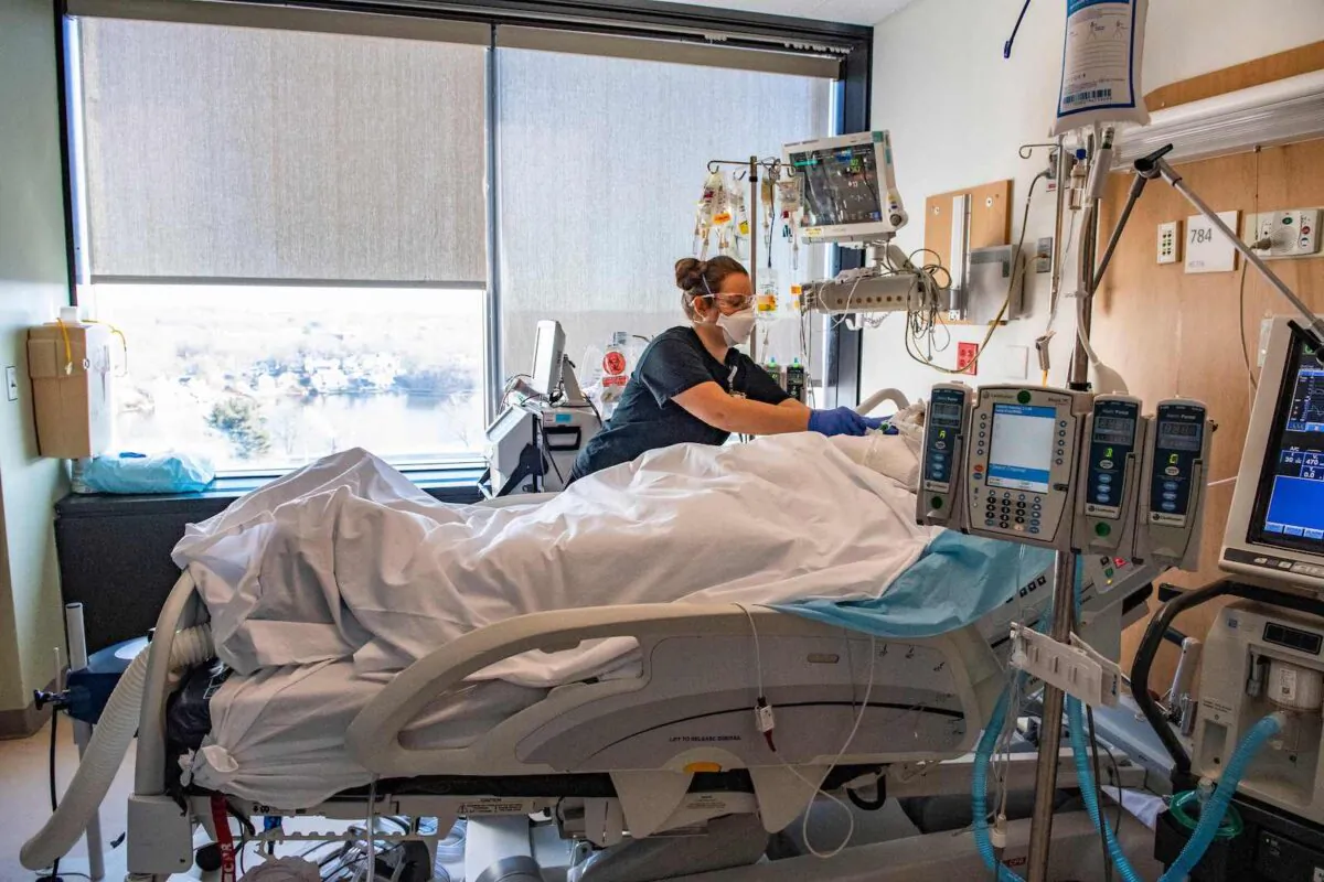 A medical worker treats a patient in the ICU ward at UMass Memorial Medical Center in Worcester, Mass. on Jan. 4, 2022. (Joseph Prezioso/AFP via Getty Images)