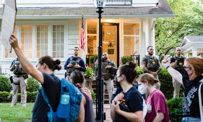 DOJ Memos Dissuaded Marshals From Arresting Protestors at SCOTUS Justices’ Homes: Sen. Britt