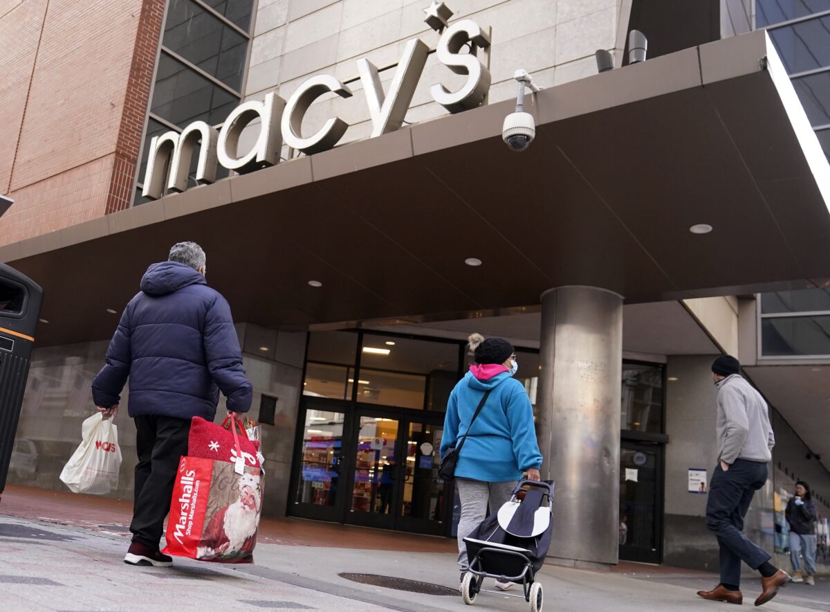 NextImg:Macy's Gennette to Retire; Bloomingdale's Spring Is New CEO