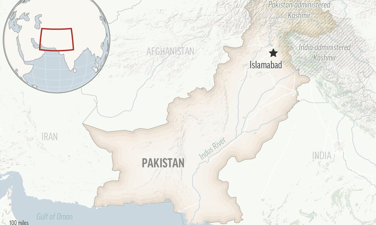 NextImg:Pakistani Taliban Target Police, Kill 4 in Roadside Bombing