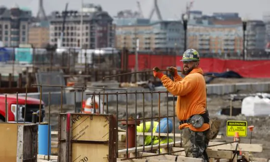 US Economic Growth at 2.1 Percent in 2nd Quarter Because of Lower Business Spending