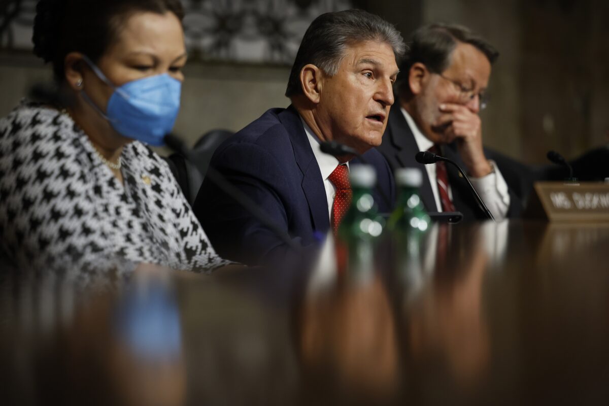 NextImg:Manchin Calls Biden Admin's Electric Vehicle Tax Credit Plan a 'Pathetic Excuse'