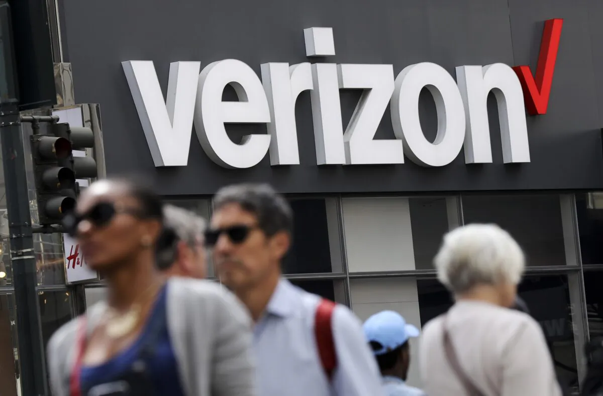 People walk past a Verizon store in Manhattan's Midtown neighborhood in New York on May 2, 2017. (Bebeto Matthews/AP Photo)