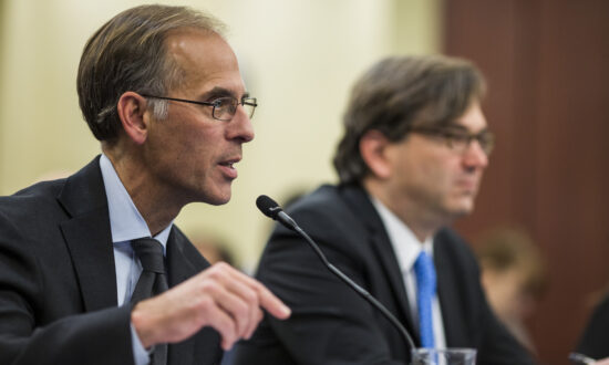 Moody’s Chief Economist Mark Zandi Says US Has a Fighting Shot at Avoiding Downturn