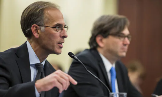 Moody’s Chief Economist Mark Zandi Says US Has a Fighting Shot at Avoiding Downturn