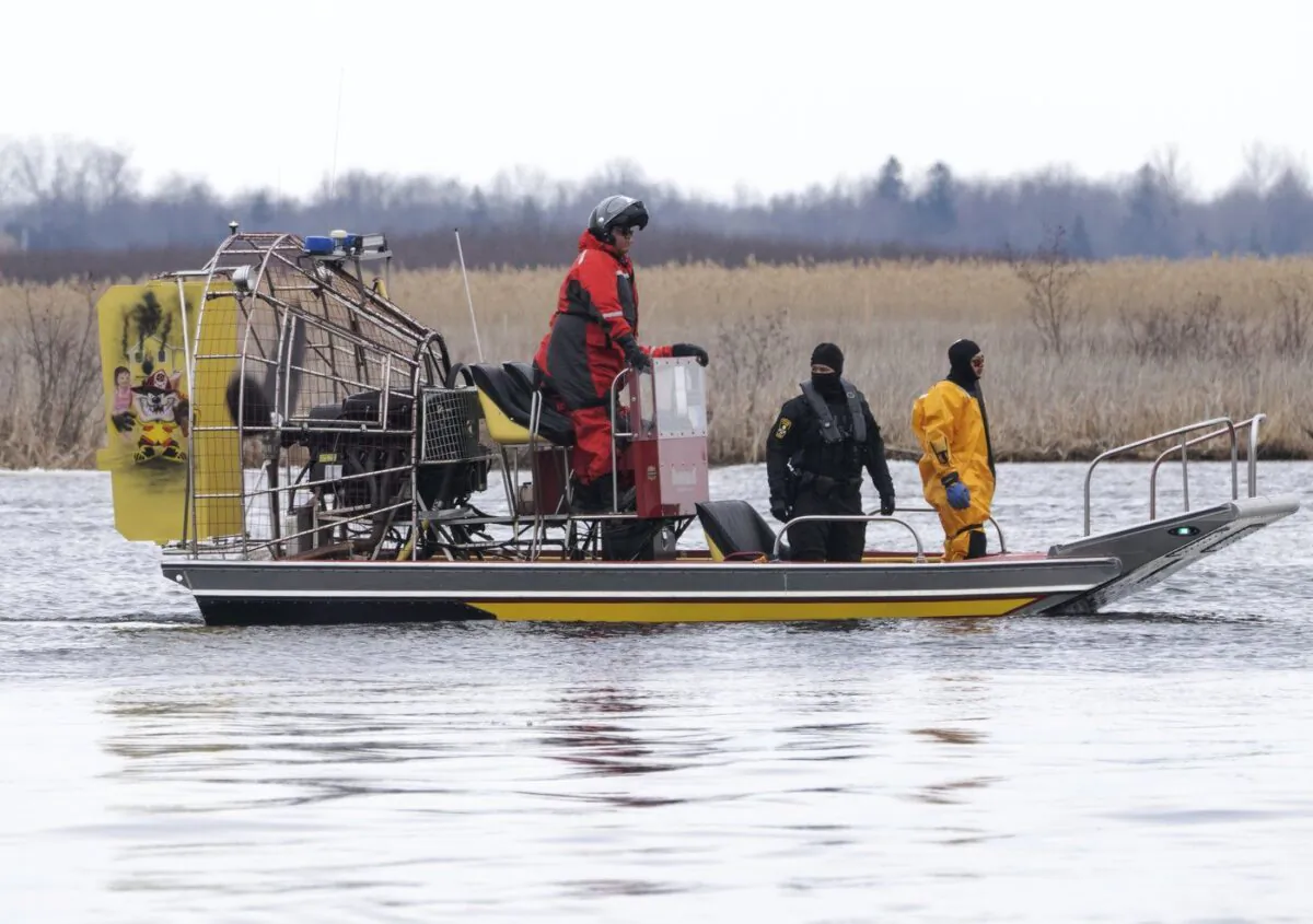 Searchers look for victims Mar. 31, 2023. (The Canadian Press/Ryan Remiorz)
