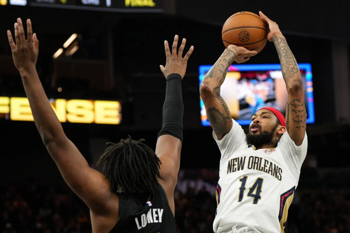 Brandon Ingram (14) of the New Orleans Pelicans shoots over Kevon Looney (5) of the Golden State Warriors during the third quarter at Chase Center in San Francisco on March 28, 2023. (Loren Elliott/Getty Images)