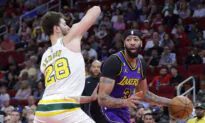 Davis Has 40, James a Triple-Double as Lakers Beat Rockets