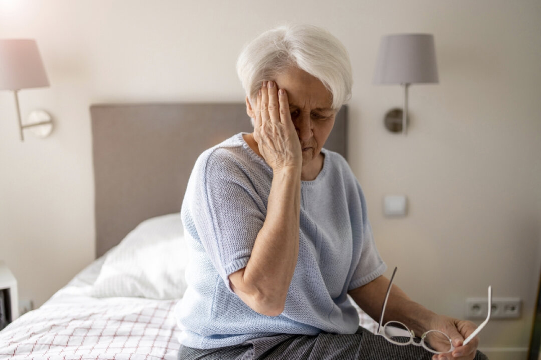 Chen Chaolong, a physician at We Care Traditional Chinese Medicine Clinic in Taiwan, said that more than 90 percent of migraines are related to cervical spine misalignment. Massaging acupoints on the head and neck can relieve such annoyances. (Shutterstock)