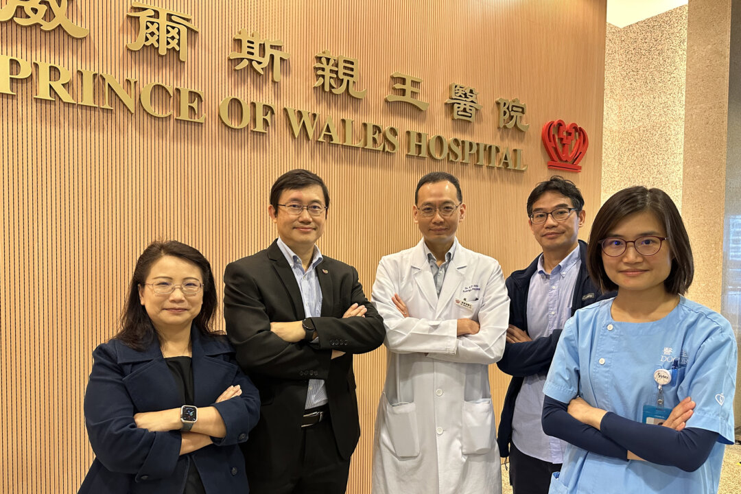 Dr Grace Lui Chung-yan (R), clinical associate professor (honorary) from the Department of Medicine and Therapeutics; Professor Benny Zee Chung-ying (2nd L), director of the Centre for Clinical Research and Biostatistics at The Jockey Club School of Public Health and Primary Care and other research team members from CU Medicine. (CUHK)
