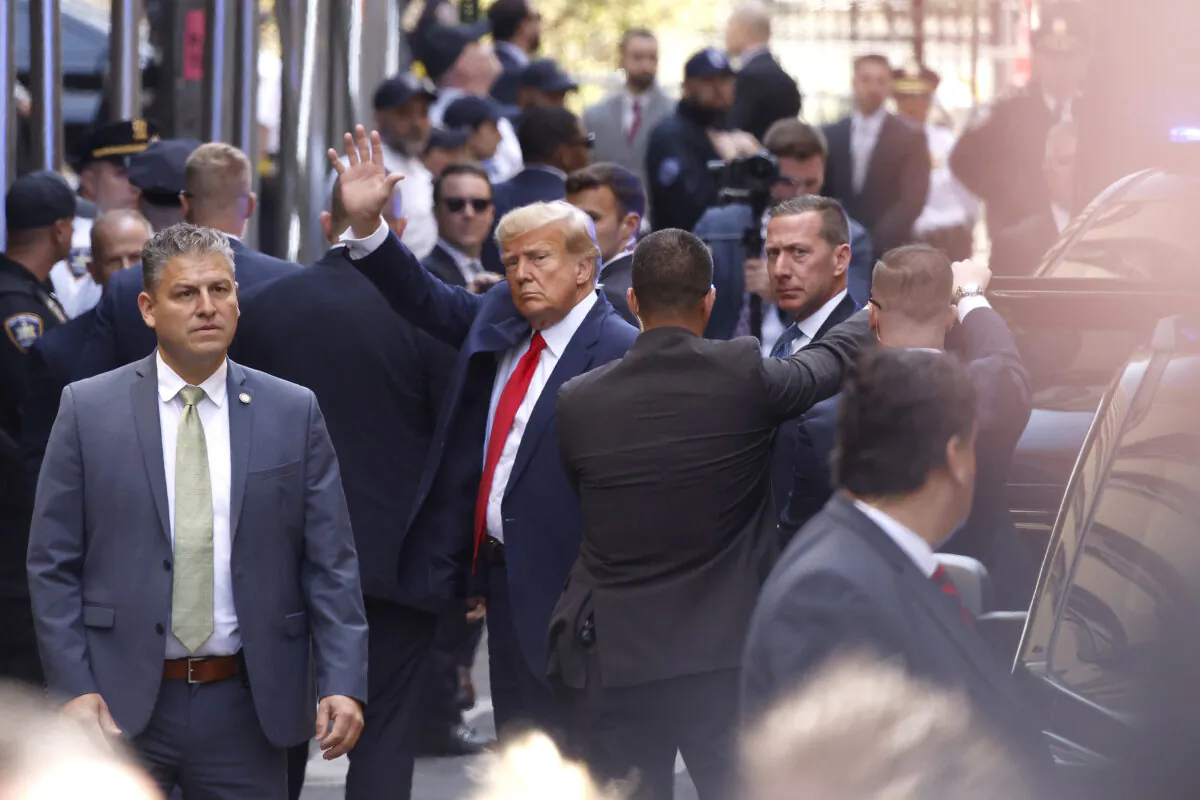 Former U.S. President Donald Trump waves as he arrives at the Manhattan Criminal Court in New York on April 4, 2023. (Kena Betancur/Getty Images)